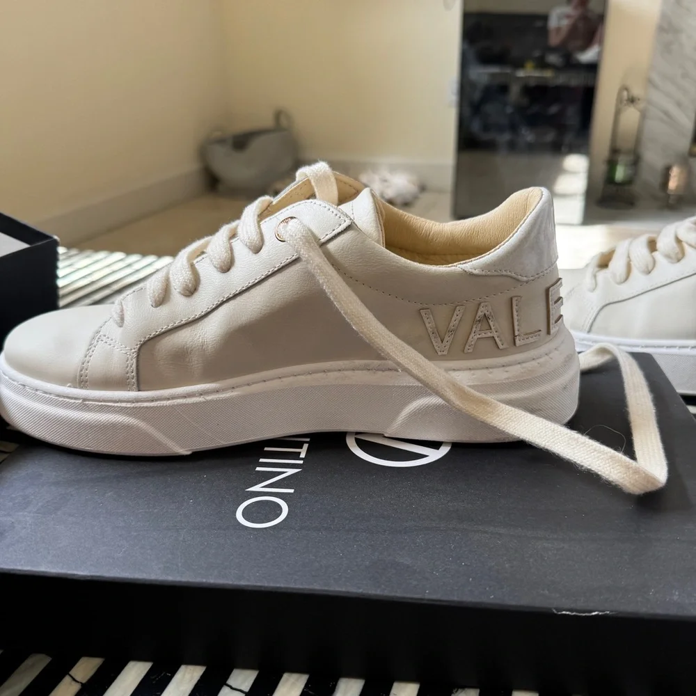 Valentino brand new size 9 ALICE LEATHER
CREAM never worn got wrong size - Picture 1 of 8